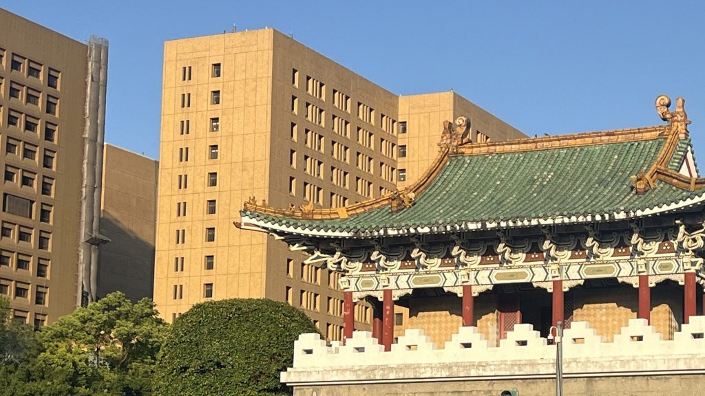 【Present Studio 官方網站 台灣建築筆記 & 寫生】本視覺為 Ceréna 莫笑實地考察台北府城東門（景福門）之建築空間攝影。紀錄清代石砌城台、重簷歇山頂、紅牆綠瓦與圓環交通樞紐空間張力，對照手繪水彩寫生，探討古蹟城門建築轉譯與當代城市隨筆。官方網站：[https://fairyland.tw](https://fairyland.tw)